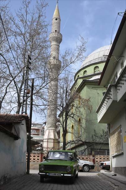 <p>Hep kendim temizlerim,  başkasına temizlettirmem. Motorunu temizlerim, bakımını yaparım. İlk aldığım  yılda boyattım yeşil rengine. O günden sonra boya değmedi üzerine. Suyla yıkarım  arabamı ben deterjan gibi kimyasal ürünler hayatta sürmem. Suyla güzelce yıkar,  parlatırım."</p>
