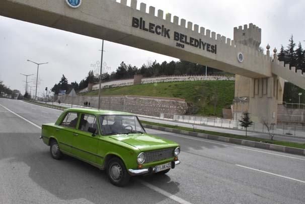 <p>"İstanbul plakalı bir araba durdu ve 'Hacı amca bu arabayı satar  mısın?' dedi. 'Kaça satarsan sat alacağım' dedi ama ben 'Satmıyorum' dedim.  Satmam. Ben öleceğim beni mezarıma götürecek bu araba. Yeşil böyle, üstüne de  koyduracağım tabutu da. Torunlarım 'Bu arabayı ne yapacaksın ölünce' diye  soruyorlar. Üstüne koyduğum bagajı var üzerinde kendim yaptım. Bagaja koyacaklar tabutumu götürecekler." </p>
