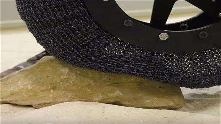 <p>Engebeli yüzeylerde daha hızlı ve daha rahat yol kat edebilmesi için yeni tasarımda tekerleri zincir ile ördü.</p>

<p> </p>
