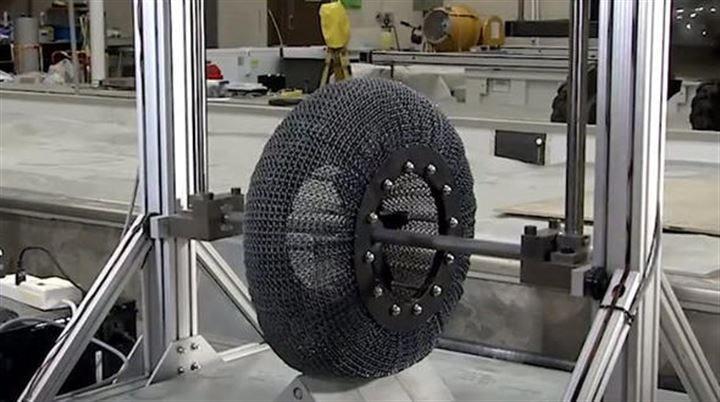 <p>Bu sayede engebeli yüzeyden geçtikten sonra eski şeklini alabiliyor.</p>

<p> </p>
