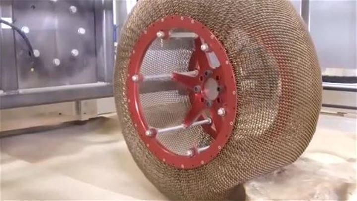 <p>NASA'nın araştırmacıları, sıradan bir lastiğin uzayda berbat bir anlama geldiğini bildikleri için, gezegen kaşifi araçları için tekerleği yeniden icat ettiler. Mars’ın ya da Ay’ın yüzeyinde kayaların üzerinden geçtikten sonra orijinal şeklini hatırlayabilen bir tekerlek. Dünyada gerçekten de bir ilk!</p>

<p> </p>
