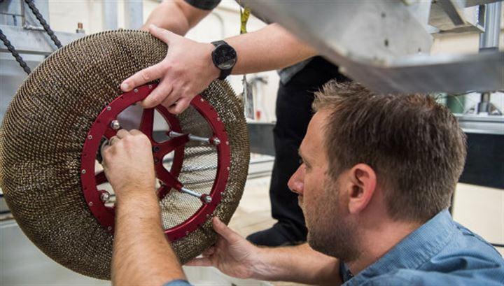 <p>NASA’ya göre bu lastikler daha ağır yükleri, daha yüksek hızlarda taşıyabilecek kapasiteye sahipler. Böylece gelecekteki keşif araçları uzayda daha fazla yüzeyi keşfedebilecekler.</p>

<p> </p>
