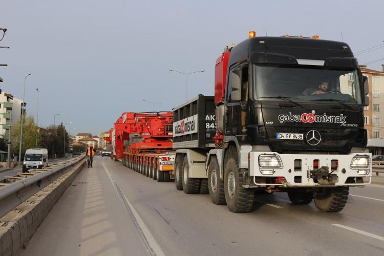 <p>Gece saat 01.30 sularında Gebze’deki fabrikadan yola çıkan trafo 280 tekerlekli 70 metre uzunluğunda ve 7 metre genişliğinde devasa TIR ile 08.00’de Derince Limanı’na geldi.</p>