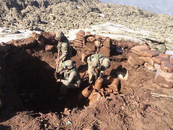 <p>Güvenlik kaynaklarından alınan bilgiye göre, Irak sınırından PKK'lı  teröristlerin geçişlerinin önlenmesi ve hudut emniyetinin sağlanması amacıyla  Yüksekova'daki 3. Piyade Tümen Komutanlığınca 23 Mart'ta başlatılan operasyon  kararlılıkla devam ediyor.</p>

<p> </p>
