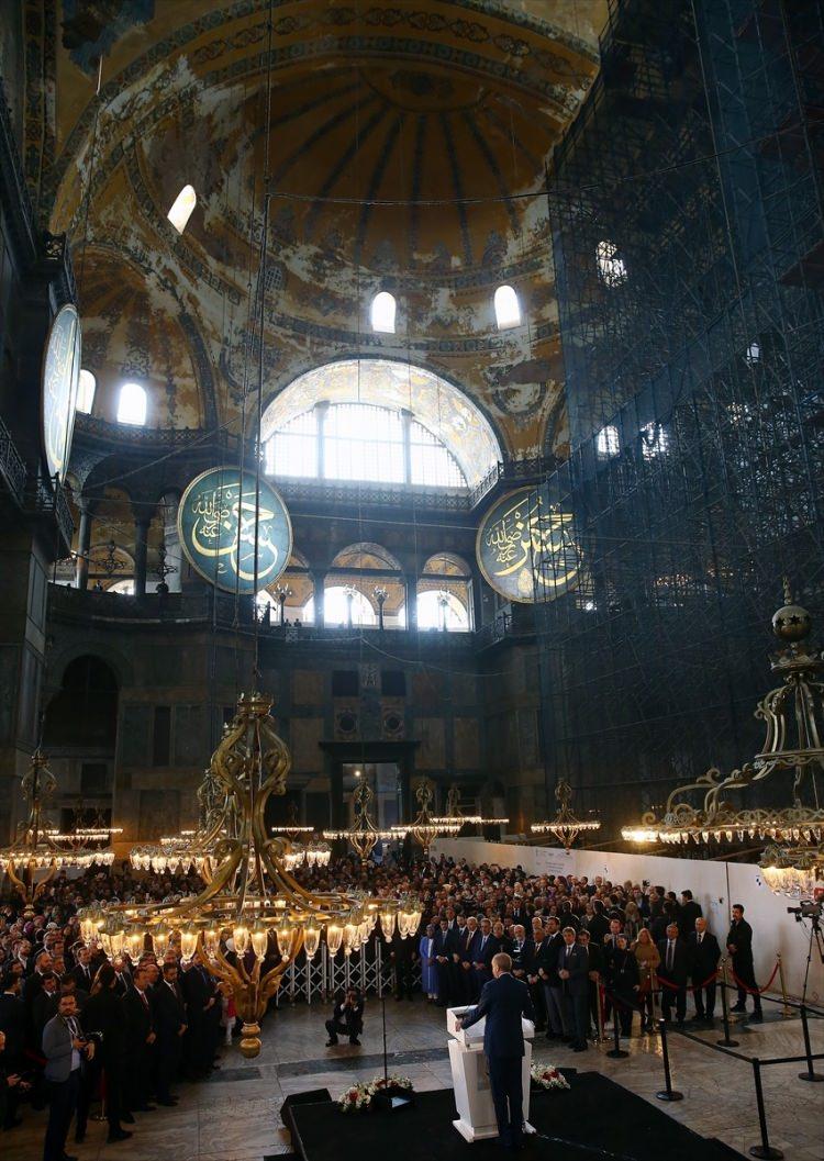 <p>Atatürk Kültür Merkezi'nin Türkiye'nin bir numaralı opera binası yapıyoruz. Buna da çok bağırdı o geziciler. Demediklerini bırakmadılar,İstediğiniz kadar bağırın. Çatlayın, patlayın. Bakın yıktık. İnşallah kısa zamanda orada muhteşem bir opera binasını çok amaçlı olarak yapıyoruz. Proje zaten çoktan bitti."</p>
