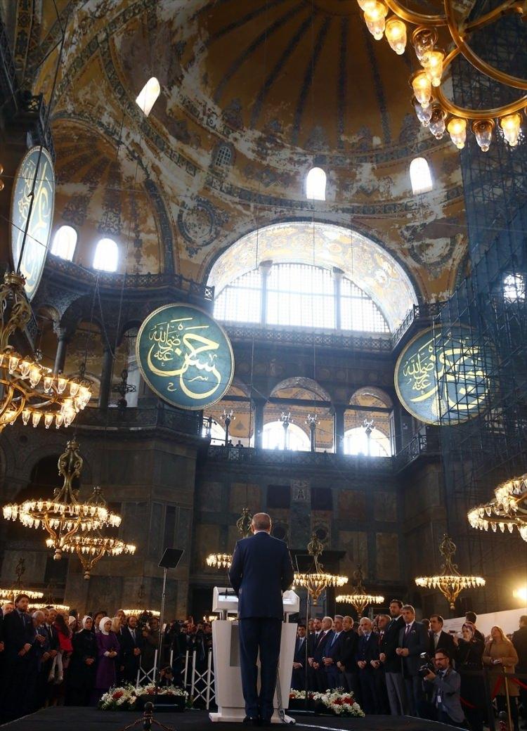 <p>Bu tepeden inmeci anlayışın bugün de bazı sanat çevrelerinde devam ettiğine inanıyoruz. Kendi ideolojilerini paylaşmayan sanatçılara yönelik en şiddetli saldırılar yine bunlardan geliyor. Gezi olaylarına destek vermeyen sanatçıların neler yaşadıklarını biliyoruz.</p>