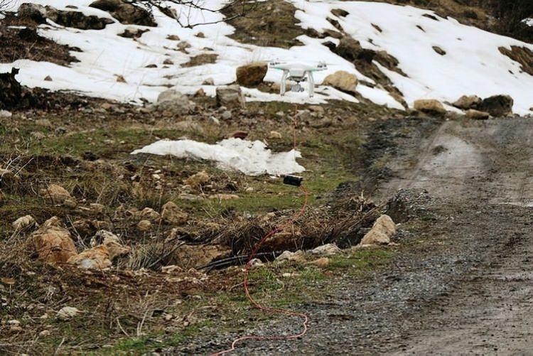 <p><strong>MAYIN KÖPEKLERİ DE GÖREVDE</strong></p>
<p>Terör örgütü üyelerince tuzaklanan patlayıcıların bulunması ve imhasında mayın, el yapımı patlayıcı tespit ve imha timi (METİ) görev yapıyor. Belirlenen bölgelerde aramaları sürdüren timde mayın köpekleri de görev alıyor.</p>