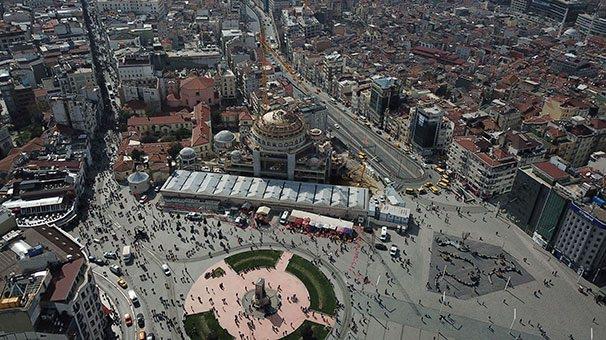 <p>Taksim'de bir yıl önce temeli atılan camide kaba inşaatın yüzde 85'i tamamlandı. Kubbe üzerinde hazırlanan tahta iskelelerin üzerine beton dökülmesiyle caminin üzeri kapanacak ve kaba inşaat tamamlanmış olacak.</p>

<p> </p>
