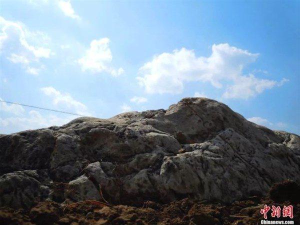 <p>İnanması güç ama bu gördüğünüz bir dağ. Çin'de önceleri bir taş olduğu düşünülüyordu fakat yapılan araştırmalar sonucunda bunun bir taş olmadığına varıldı.</p>
