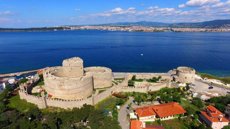 <p>Sarı Kule ve 7 kattan oluşan Ana Kule'de, Piri Reis'in hayatından kale içindeki günlük yaşama, Osmanlı kalelerinin mimarisinden savunmasına, ticaretten ibadete kadar her şey, bugünün teknolojisiyle ziyaretçilere anlatılıyor.</p>
<p> </p>