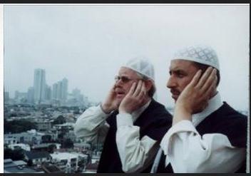 <p><strong>1 NİSAN'DA ARKADAŞININ SELASINI OKUTTU</strong></p>
<p>Böyle şaka mı olur demeyin, yapan yapmış. Anadolu'da bir camide sela verilir, Ölen kişi çarşıda alışveriş için dolaşırken kendi selasını duyar ve neye uğradığını şaşırır. Koşarak camiye gidip, bu şakayı kimlerin yaptığını öğrenir. Şakayı planlayanlar hayırlı arkadaşlarıdır. </p>