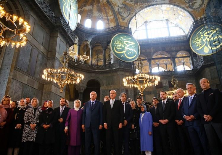 <p>Topkapı'da eserlerin benzerini dünyanın hiçbir müzesinde bulamazsınız. Ancak burada elimizdeki hazinenin kıymetini bilmiyoruz. Tarihi camilerin bir kısmı müzeye, bir kısmı depoya, bir kısmı da ahıra çevrilmiştir. Sadece Fatih sur içinde tek parti döneminde 300'ü aşkın mescit yok edilmiştir.Biz burada aslında vere vere eriye eriye buraya geldik. 18 milyon kilometrekareden buralara geldik. 19. asrın başlarında 5 milyon kilometrekare bir alana sahiptik kısa zamanda 780 bin kilometrekareye düştük. Çok hassas bundan sonrası.</p>