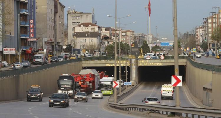 <p>Ortalama saatte 20 kilometre hızla ilerleyen ve yaklaşık 40 km yol alan TIR için yol boyunca kontrollü olarak tek şeritten sağlanırken, bazı noktalarda ise araçlar yan yollara yönlendirildi.</p>
