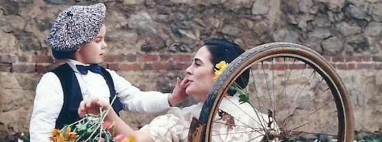 <p>Demet Sağıroğlu’nun “Arnavut Kaldırımı” ve “Aşk Perisi” kliplerinde rol alan küçük yıldız Batuhan Aydar, 20 yıl sonra görüntülendi.</p>
<p> </p>