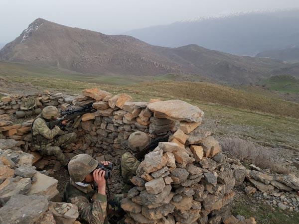 <p>Söz konusu bölgede şimdiye kadar teröristlerce tuzaklanan 14 el yapımı  patlayıcı imha edilirken, 125 metre uzunluğunda, yer yer 3 metre yüksekliğinde ve  bir metre genişliğinde mağara ile yaklaşık iki ton yaşam malzemesi ele geçirildi.</p>

<p> </p>
