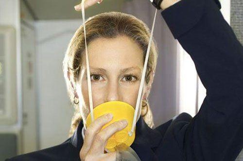 <p><strong>OKSİJEN MASKESİ DEYİP GEÇMEYİN</strong></p>

<p>Oksijen maskelerinin düşmesi durumunda vakit kaybetmeden maskenizi takın. Oksijen eksikliğinin ölümcül tehlike yaratması 60 saniye gibi kısa bir sürede gerçekleşir. Başkalarına yardım etmeye çalışmadan önce kendi maskenizi takmayı unutmayın.</p>
