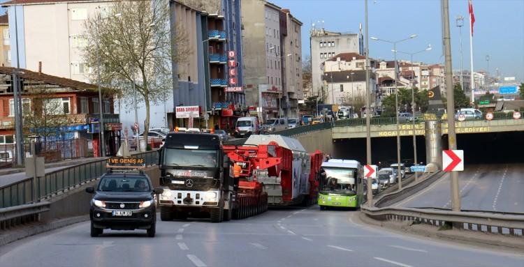 <p>Battı çıktı ve viyadüklerden geçerken TIR'ın lastik hava basınçları düşürüldü.</p>
