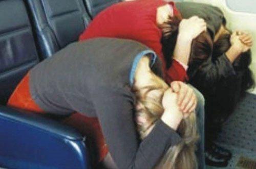 <p>Uçuş güvenliği bilgilendirmelerinin en saçma kısmı gibi gözükse de korunma pozisyonuna dikkat edin. Herhangi bir kaza sırasında korunma pozisyonu almak başınızı, kollarınızı ve bacaklarınızı ciddi darbelere karşı korur.</p>
<p> </p>