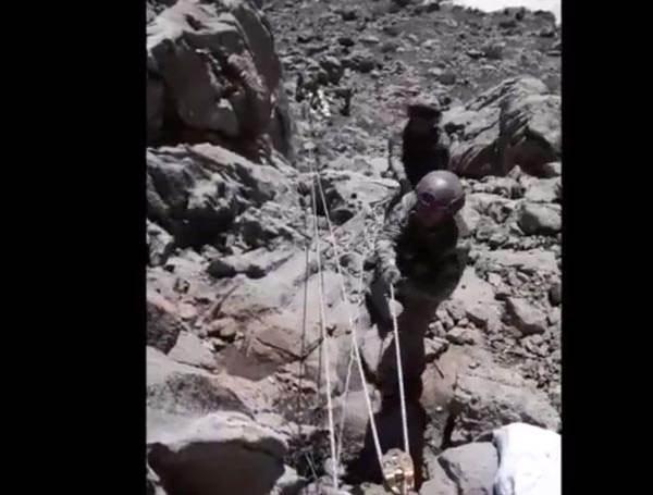 <p>Bu arada, 3'üncü Piyade Tümen Komutanlığına bağlı 34'üncü Hudut Tugay Komutanlığı ile Dağ ve Komando Tugay Komutanlığınca, PKK'lı teröristlerin sınırın Irak tarafındaki kamplarına yönelik 10 Mart'ta başlatılan hava destekli operasyon ile 19 Mart'ta Çukurca ilçesinin Irak sınırındaki 2 bin 200 rakımlı Altın ve Şen Tepe bölgesinde başlatılan operasyonlar da kararlılıkla sürdürülüyor.</p>
<p> </p>