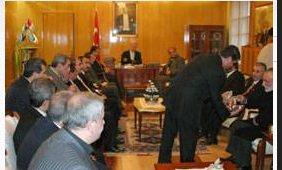 <p><strong>ŞOK, VALİ İSTİFA ETTİ!</strong></p>
<p>Erzurum'da yayınlanan haftalık Palandöken Gazetesi ise Vali Derya Kadıoğlu ile Büyükşehir Belediye Başkanı Mahmut Uykusuz'un hükümete tepki için istifa ettiklerini manşetten verdi. Birinci sayfadan "İstifa Şoku" manşeti ile verilen haberin şadece "Palandöken"de var olduğu belirtilerek, Vali Derya Kadıoğlu'nun "Artık yeter", Büyükşehir Belediye Başkanı MHP'li Mahmut Uykusuz'un ise "Özür diliyorum" dediği duyuruldu. "Hükümetin duyarsızlığı ikisini de isyan ettirdi. Vali Kadıoğlu, istifa dilekçesini İçişleri Bakanlığına vermek üzere Ankaraya gitti. Başkan Uykusuz ise bugün hem görevinden hem de partisinden ayrılıyor" ifadelerini kullanıldığı haberde iki yöneticinin fotoğrafları da yer aldı. Haberin son paragrafında ise "Bu haber, Palandöken Haber Merkezi'nin tüm yöneticilerimizin hoşgörüsüne sığınarak hazırladığı 'Nisan 1 şakasıdır'. Haydi gülümseyin" denilerek şaka olduğu itiraf edildi. </p>