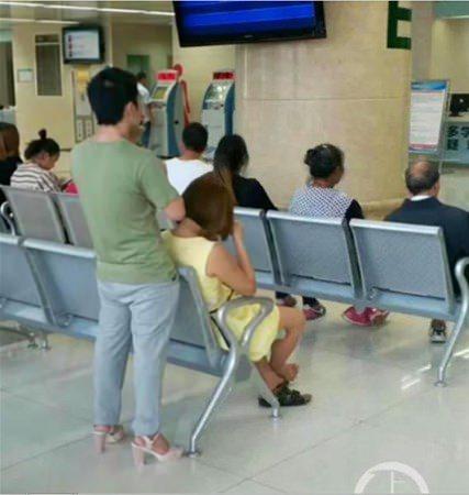 <p>Çin'de sevgilisinin ayağı incindiği için, sandaletlerini ona verip, topuklu ayakkabıları kendisi giyen adam, sosyal medyada paylaşılan bu fotoğraflardan sonra büyük takdir topladı. </p>

<p> </p>

