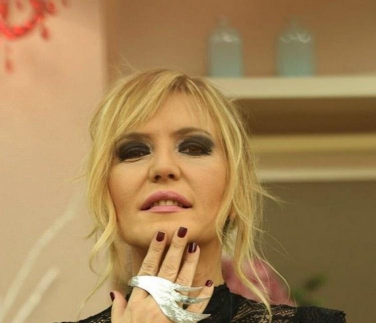 <p>Bu yıl en çok fazla kilolarından kurtulmasıyla gündemde olan Seda Akgül, şu sıralar Kanal D'nin izlenme rekorları kıran Kısmetse Olur adlı yarışma programını sunuyor. </p>
<p> </p>