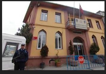 <p><strong>KARAKOLDA BİTEN ŞAKA</strong></p>
<p>Bir üniversite öğrencisinin şakası ise karakolda bitmiş, şaka yapmak amacıyla bir arkadaşını telefonla arayarak erkek arkadaşının kendisini silahla yaraladığını söylemesi üzerine polis ve sağlık ekipleri alarma geçiren üniversite öğrencisi kız, olayın şaka olduğunun anlaşılması üzerine karakola götürülmüş ve ardından serbest bırakılmıştı. </p>