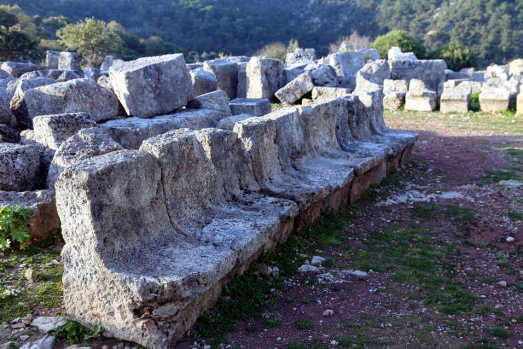 <p>Sayısız kaya mezarı ile kesme taşlardan örülü yapıların göze çarptığı antik kent, oldukça geniş bir alana yayılıyor.</p>

<p> </p>
