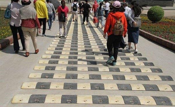<p>Bu tümseklerden yğrğyerek hem daha yavaş gidiyorlar, hem de etraflarınaki güzellikleri gözden kaçırmıyorlar.</p>
<p> </p>