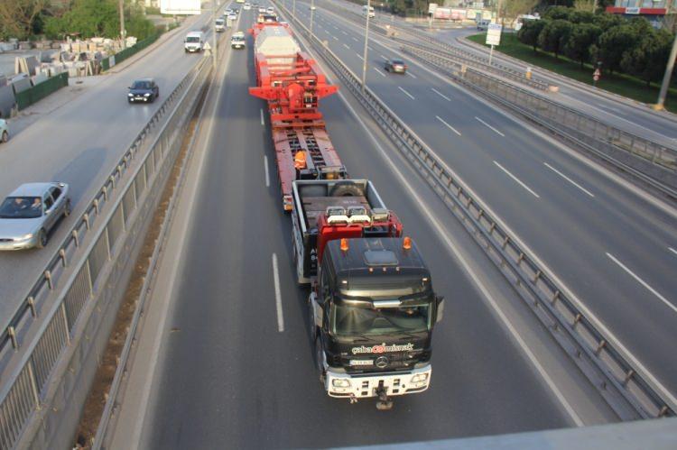 <p>Kocaeli'nin Gebze ilçesindeki bir elektrik sistemleri üreten fabrikaya ait 395 tonluk trafo Yunanistan’a götürülmek için D-100 Karayolu üzerinden Derince Limanı'na getirildi.</p>