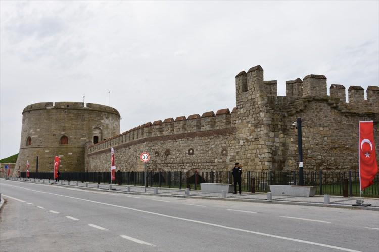 <p>Kaleye, Kanuni Sultan Süleyman döneminde eklenen Sarı Kule’de ise Osmanlı kaleleri genel olarak anlatılırken, Osmanlı kale mimarisi, kale yapısal donanımları, teşkilat yapısı, Avrupa’daki Osmanlı kalelerinin gravürleri, savunma silahları, ticareti ve günlük yaşamı canlandırılıyor.</p>

<p> </p>

