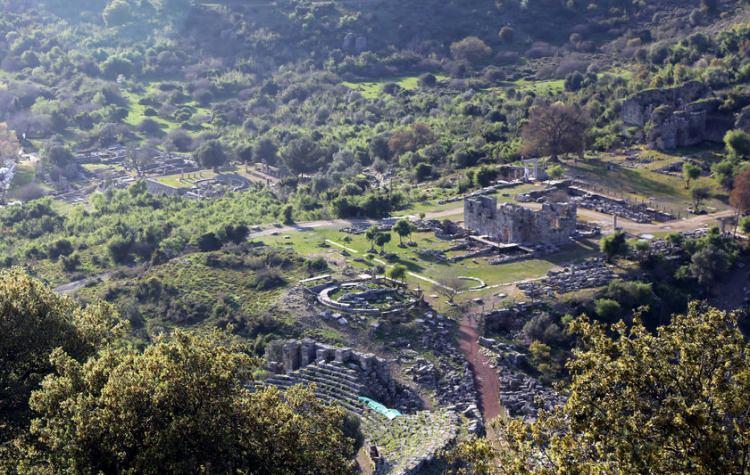 <p>Ortaca ve Köyceğiz ilçelerini birbirinden ayıran Dalyan Kanalları ve Alagöl kıyısındaki Çandır Mahallesi'nde bulunan antik kentin kaya mezarları, tatil için bölgeye gelen ziyaretçilerin uğrak noktası oluyor.</p>

<p> </p>
