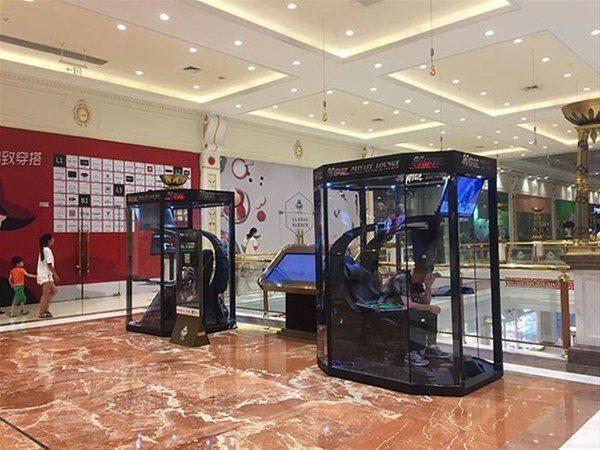 <p>Çin'de bir alışveriş merkezi, eşleriyle alışverieş çıktıklarında onları beklerken bilgisayar oyunu oynayabilecekleri bekleme kabinleri yaptı. </p>