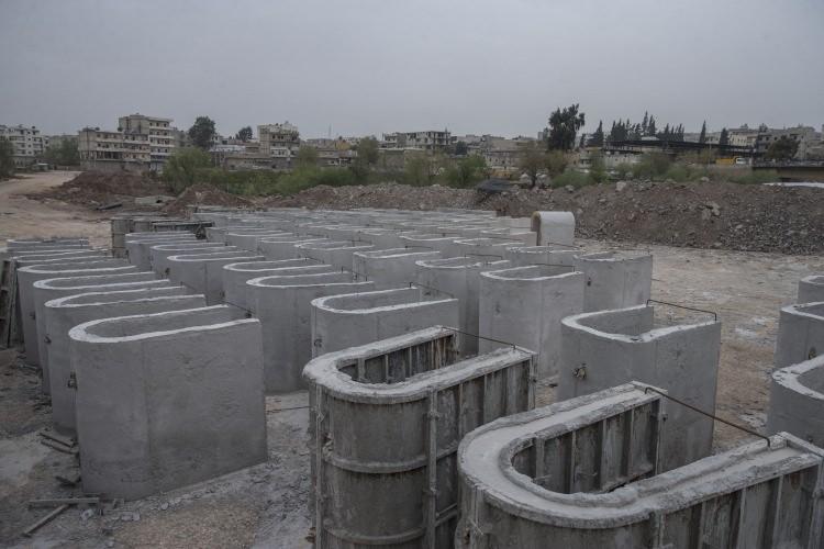 <p>Hazır kalıpların bulunduğu alanda teröristlerin, kalıplara beton dökerek imal ettikleri blokları, tünel ve mevzi yapımında kullandığı belirlendi.</p>
