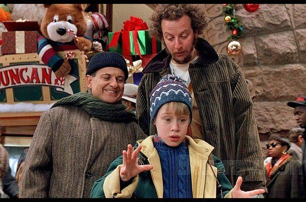 <p>Başrollerinde Macaulay Culkin, Daniel Stern ve Joe Pesci'nin oynadığı, 1990 yapımı Home Alone adlı filmi hatırlarsınız. Noel tatili için Fransa'ya giden ailesinin bir unutkanlık anında geride bıraktığı filmin küçük kahramanı Kevin McCallister'ın, (Macaulay Culkin) hırsızlara karşı verdiği kahramanca mücadelenin anlatıldığı film.</p>