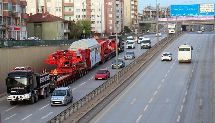<p>Kocaeli Emniyet Müdürlüğü, Trafik Denetleme Şube Müdürlüğü, Karayolları ve firma yetkilileri geçiş esnasında güvenlik önlemleri aldı.</p>
