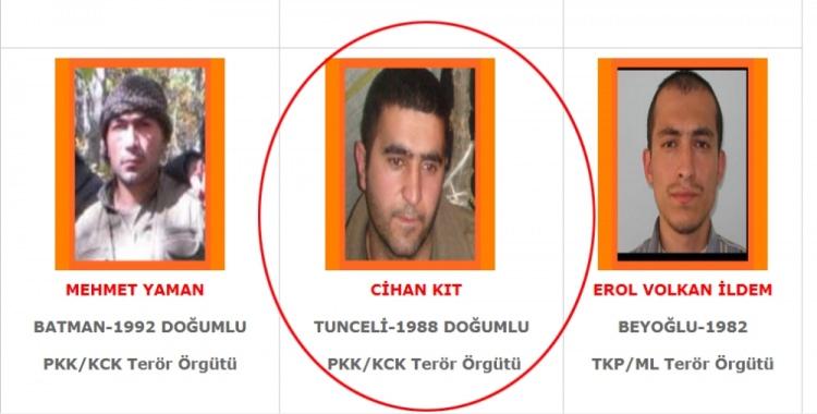 <p>Güvenlik birimleri, Vali Sonel'in su içtiği çeşme ve yöre halkıyla görüştüğü lokantanın, PKK'lı teröristlerin 'kış üslenmesi'ne çok yakın olduğunu belirtirken, Sonel de söz konusu bilgiyi doğruladı.</p>
