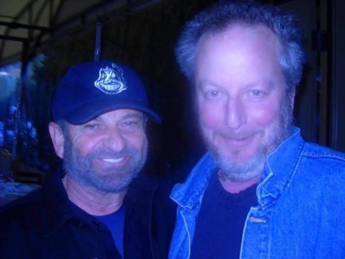 <p>Filmde Harry Lime adlı hırsızı canladıran Joe Pesci ve hafif salak hırsız Marvin Merchants'a yani aktör Daniel Stern</p>
<p> </p>