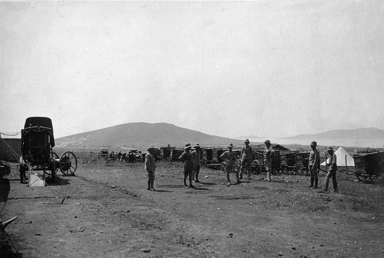 <p>Avusturya-Macaristan Savaş Basın Bürosu (Ordu Foto-Film Merkezi) tarafından çekilen fotoğraflarda, Avusturya-Macaristan İmparatorluğu’ndan gelen komutanlar tarafından Osmanlı askerlerine eğitim verilmesi, askeri karargâhlar, marangoz atölyesinde yapılan çalışmaları, hırdavat deposu, su kuyusunun açılması ve borularla suyun taşınması, ikmal kaynaklarının vagonlarla getirilmesi, askerlere yemek dağıtımı ve denizde yüzen askerlere ait kareler dikkat çekti.</p>

<p> </p>
