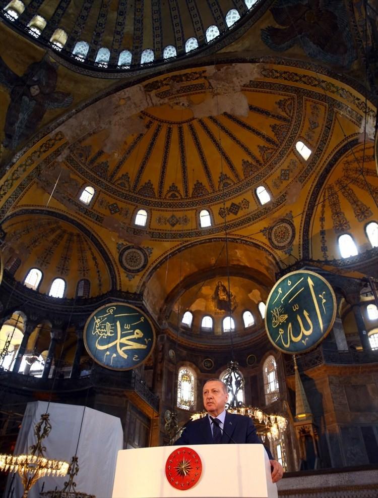 <p>"Kendi alanında dünyada bir ilk olan Yeditepe Bienali'nin gelenekli sanatlarımızın tanıtımında çok önemli bir rol oynayacağına inanıyorum. İstanbul gibi her köşesi ayrı bir medeniyetin eserleriyle dokunmuş kadim bir şehrin kendisi sanat galerisidir.</p>