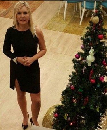 <p>2004 yılıhda da Geleceğin Toplum Lideri olarak Washington'da staj gördü. Türkiye'ye döndükten sonra TRT'de spiker olarak görev yapmaya başladı. Sonraki durağı ise TV 8 oldu. </p>
<p> </p>