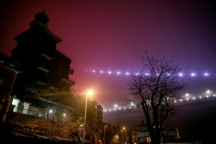 <p>İstanbul Boğazında sisin etkisiyle Fatih Sultan Mehmet Köprüsü’nün bir tarafı görünürken bir tarafı da sis bulutlarının arasında kaldı.</p>

<p> </p>
