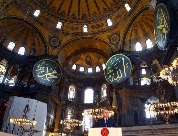 <p>Çok dikkatli olmaya mecburuz. Temel sıkınıtının bir dönem ülkemize hakim olan zihniyet olduğunun farkındayız. Batıdan ziyade batıcı Bizanstan çok bizansçı bu zihniyet ecdadımızın bize bıraktıklarının kıymetini bilememiştir.</p>
