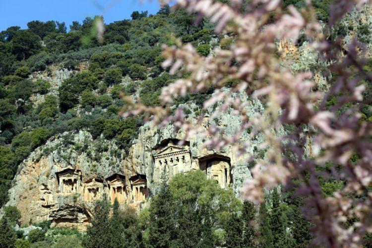 <p>Kentin kendine has dokusu olduğuna işaret eden Işık, "Kaunos, Efes Antik Kenti gibi mermerden devasa yapıların olduğu bir yer değil. Kaunos, kendi içerisinde çok mütevazi, kendi malzemesini, kendi karakter ve kültürünü kullanan bir kent. Bu da Kaunos'u diğer kentlerden ayrıştıran bir özellik" diye konuştu. Işık, 3 bin yıllık tarihi olan Kaunos Antik Kenti'nde 1966 yılında başlayan arkeolojik araştırmalar ve kazı çalışmalarının bu yıl yine farklı bilim dallarından oluşan ekip ve teknik personel tarafından sürdürüleceğini ifade etti.</p>

<p> </p>
