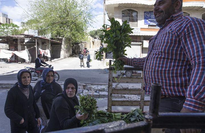 <p>Türk Silahlı Kuvvetlerinin geceleri devriye gezmeye devam ettiği ilçede yardım kuruluşlarının sıcak yemek dağıtımı da sürüyor.</p>
<p> </p>