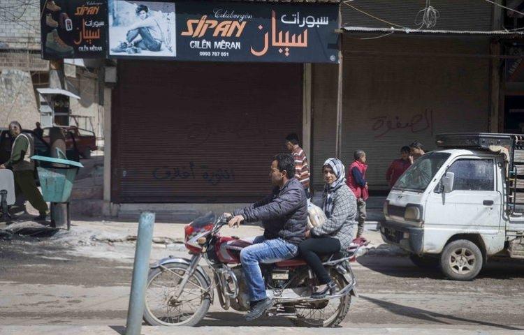 <p>Türk Silahlı Kuvvetleri (TSK) tarafından hudutlarla bölgede güvenlik ve istikrarı sağlamak, Afrin bölgesinde PKK/KCK/PYD-YPG ve DEAŞ mensuplarını etkisiz hale getirmek, dost ve kardeş bölge halkını terör örgütü üyelerinin baskı ve zulmünden kurtarmak için 20 Ocak Cumartesi günü saat 17.00'de başlatılan "Zeytin Dalı Harekatı" sürüyor.</p>

