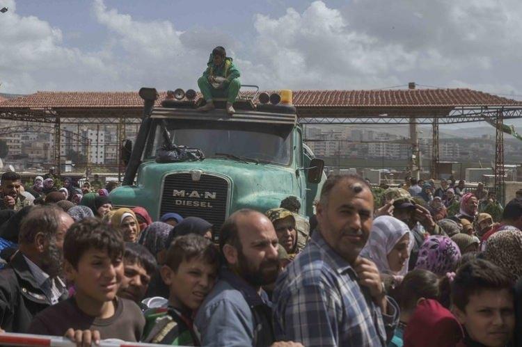 <p>Harekat kapsamında Afrin'i terör örgütü üyelerinden temizleyen Türk Silahlı Kuvvetleri, ilçe merkezinde teröristlerce döşenen el yapımı patlayıcıları imha ediyor, teröristlerin açtığı çukurları kapatıyor. Bunun yanı sıra ilçede de hayatın yeniden normale dönmesine yönelik çalışmalar artarak sürüyor. Teröristlerden arındırılan ilçede sokaklar yeniden "canlanmaya" başlarken ilçe merkezinde açılan iş yeri sayısı da arttı.</p>
