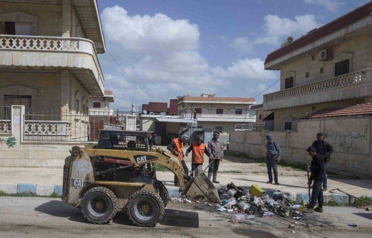 <p>Seyyar satıcıların da cadde ve sokaklarda görüldüğü ilçe merkezinde biriken çöplerin toplanmasına, sokakların temizlenmesine başlandı.</p>