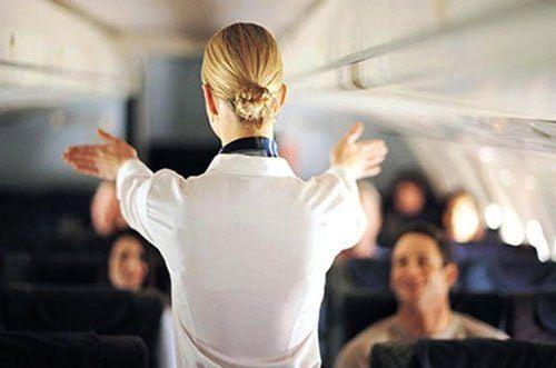 <p><strong>KULAKLARINIZI AÇIK TUTUN</strong></p>
<p>Uçakta yapılan zorunlu uçuş güvenliği bilgilendirmelerine dikkat edin. Belki aynı konuşmayı 100 kez dinlediniz, belki ezberlediğinizi düşünüyorsunuz. Ama uçuş güvenliği bilgilendirmeleri olası bir kaza durumunda acil çıkış kapılarını kolayca bulmanızı ve güvenlik malzemelerine ulaşmanızı sağlayabilir.</p>