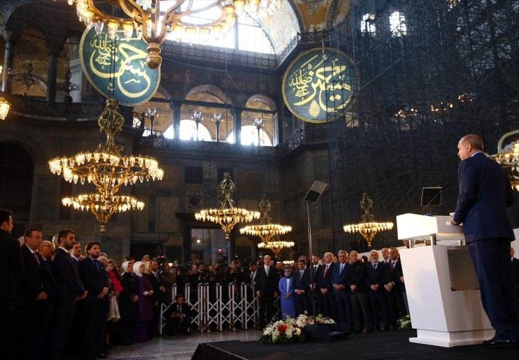 <p>Sanatçılarımzın Mehmetçiğe moral vermesine dahi tahammül gösteremediler. Sırf yerli milli duruş sergilediler diye edilmedik hakaret bırakmadılar. Bunların lümpen mahalle kabadayılarından faydaları yoktur.</p>
